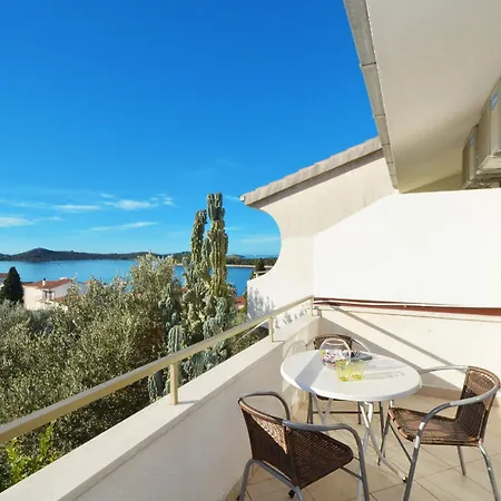 With Panoramic Views And A Balcony Perfect For Enjoying The Sunset דירה רוגוזניצה