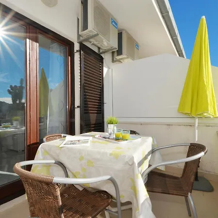 With Panoramic Views And A Balcony Perfect For Enjoying The Sunset דירה רוגוזניצה
